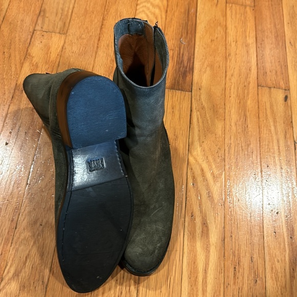Frye Boots. Army Green color. Unusual color but so pretty. Leather size 8 - Picture 3 of 7